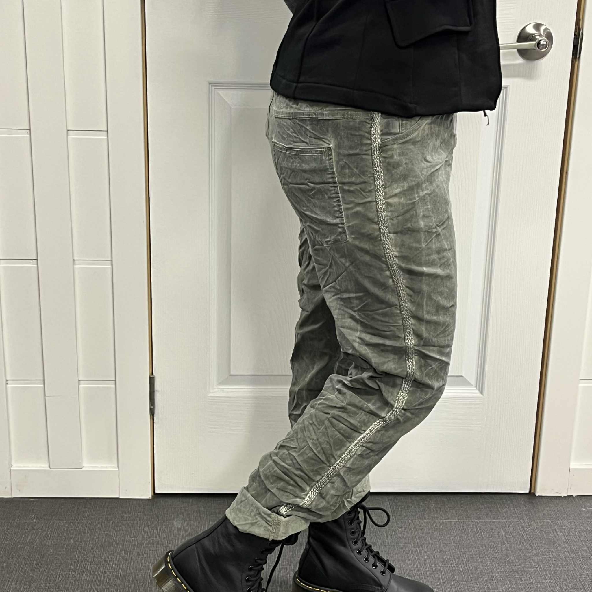 ETERNELLE - PANTALON - FEMME - 4-FW25236-9 - OLIVE – Image 2